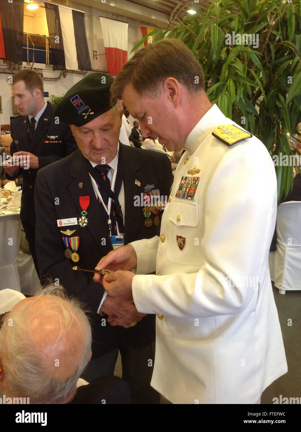 L’amiral Mark Ferguson, commandant des forces navales américaines Europe-Afrique, s’entretient avec le lieutenant Col. (retraité) Ray Windmill à bord du porte-avions français FS Charles de Gaulle (R 91) lors d'une commémoration du 70ème anniversaire de l'opération Dragoon en Méditerranée le 15 août 2014. L'opération Dragoon a marqué l'invasion alliée menant à la libération du sud de la France pendant la seconde Guerre mondiale Banque D'Images
