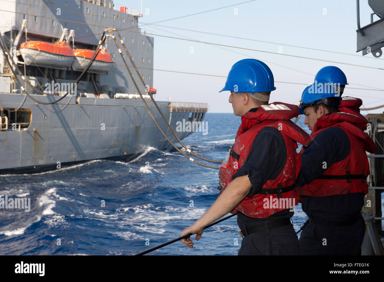 140827-N-ZE250-049 MER MÉDITERRANÉE (Août 27, 2014) Les marins à bord de la classe Ticonderoga croiseur lance-missiles USS Vella Gulf (CG 72) se préparer à l'exécution d'un ravitaillement en mer avec le transport maritime militaire de la flotte de commandement reconstitution oiler USNS Leroy Grumman (T-AO 195) pendant qu'ils sont en cours dans la mer Méditerranée. Vella Gulf, homeported à Norfolk, Va., mène des opérations navales des Alliés dans la sixième flotte américaine zone d'opération, afin de faire avancer la sécurité et la stabilité en Europe. (U.S. Photo par marine Spécialiste de la communication de masse de la classe 3ème Weston Jones/libérés) Banque D'Images