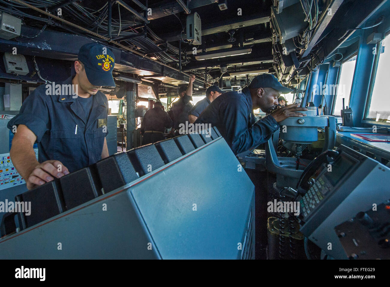 140830-N-IY142-273 MER MÉDITERRANÉE (Août 30, 2014) Quartier-maître chef Anthony Kurt vérifie le roulement du navire avec un cercle d'azimut à bord de la classe Arleigh Burke destroyer lance-missiles USS Ross (DDG 71). Ross, à Rota, déployées à l'avant, l'Espagne mène des opérations navales dans la sixième flotte américaine zone d'opérations à l'appui de la sécurité nationale des États-Unis en Europe. (U.S. Photo par marine Spécialiste de la communication de masse 2e classe John Herman/libérés) Banque D'Images