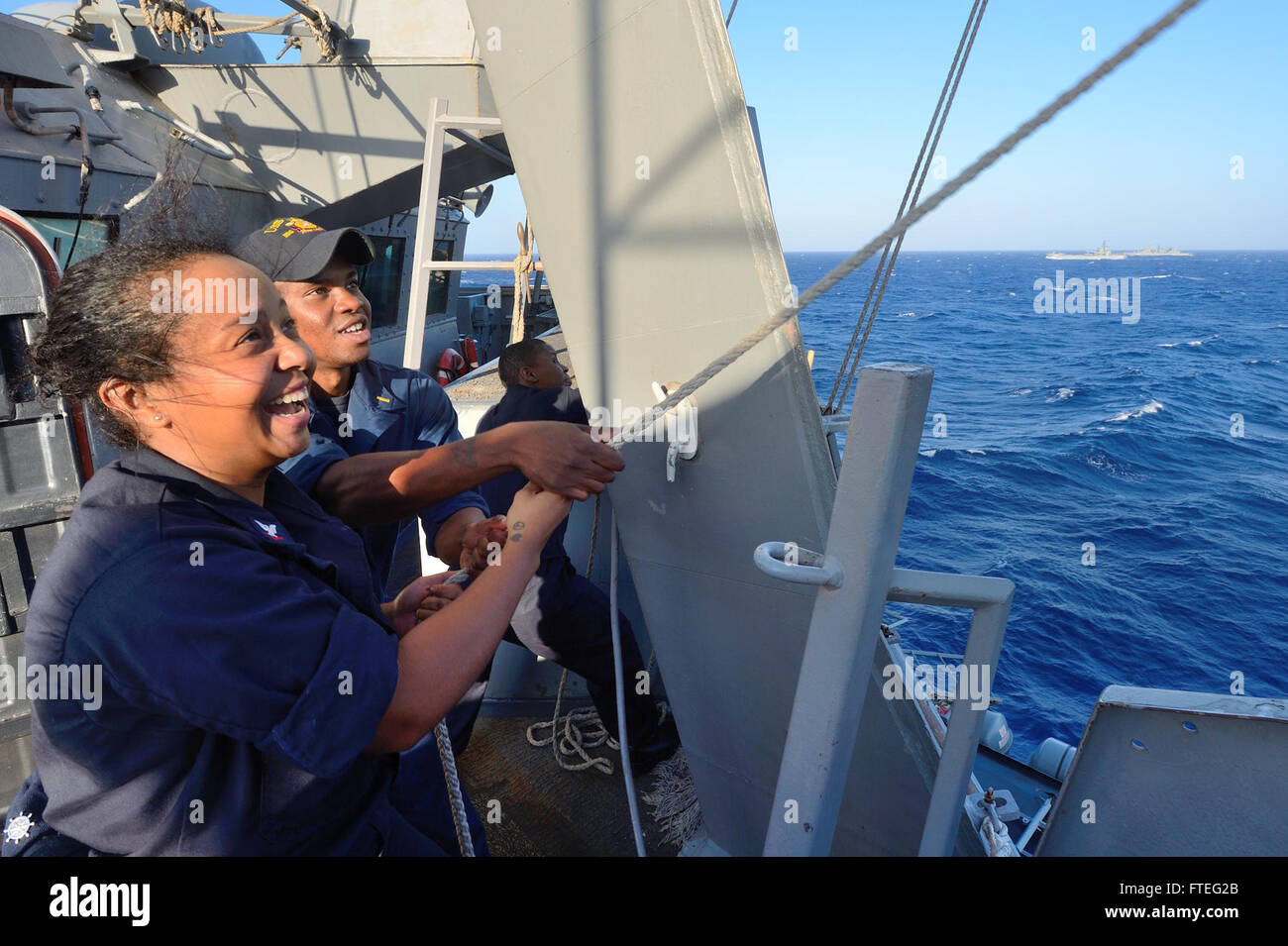 L’USS Ross (DDG 71) est photographié effectuant un exercice de dépassement avec le navire de débarquement de chars de la marine hellénique Lesvos (l 176) en mer Méditerranée. Cet exercice renforce la coopération maritime entre les forces américaines et celles de l’OTAN. Banque D'Images