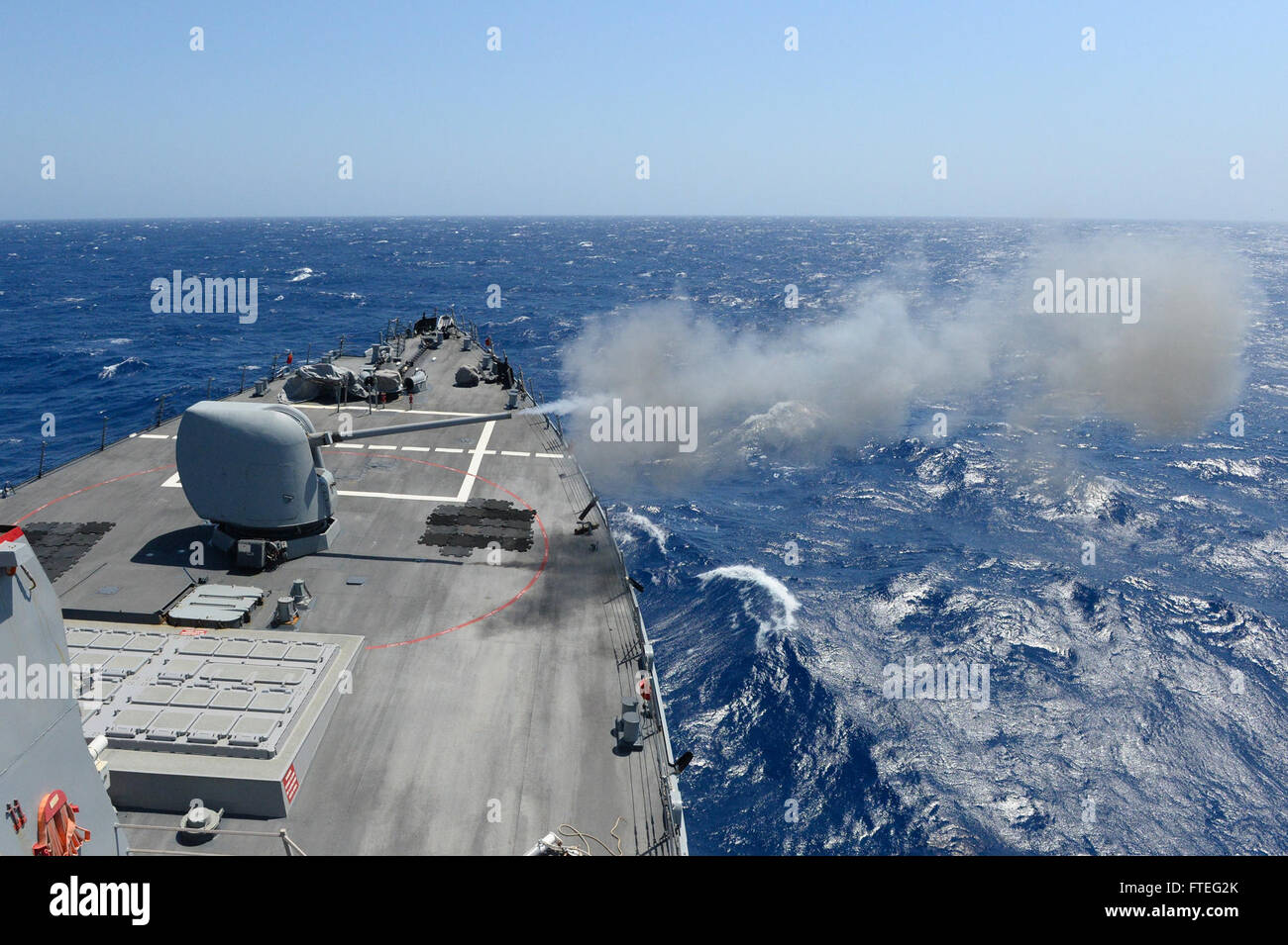 140830-N-IY142-078 MER MÉDITERRANÉE (Août 30, 2014) La classe Arleigh Burke destroyer lance-missiles USS Ross (DDG 71) incendies son MK45 5 pouces canon léger lors d'un étalonnage préalable à l'action de l'exercice d'incendie. Ross, à Rota, déployées à l'avant, l'Espagne mène des opérations navales dans la sixième flotte américaine zone d'opérations à l'appui de la sécurité nationale des États-Unis en Europe. (U.S. Photo par marine Spécialiste de la communication de masse 2e classe John Herman/libérés) Banque D'Images