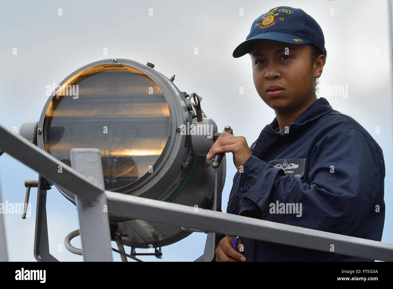 Le quartier-maître de 3e classe Thaina Gomez démontre l'utilisation d'une lampe de signalisation pour envoyer du code Morse à bord de l'USS Ross (DDG 71) lors d'une opération en mer Noire. La démonstration fait partie de l'entraînement naval continu et des pratiques de communication dans la zone d'opérations de la 6e flotte des États-Unis. Banque D'Images