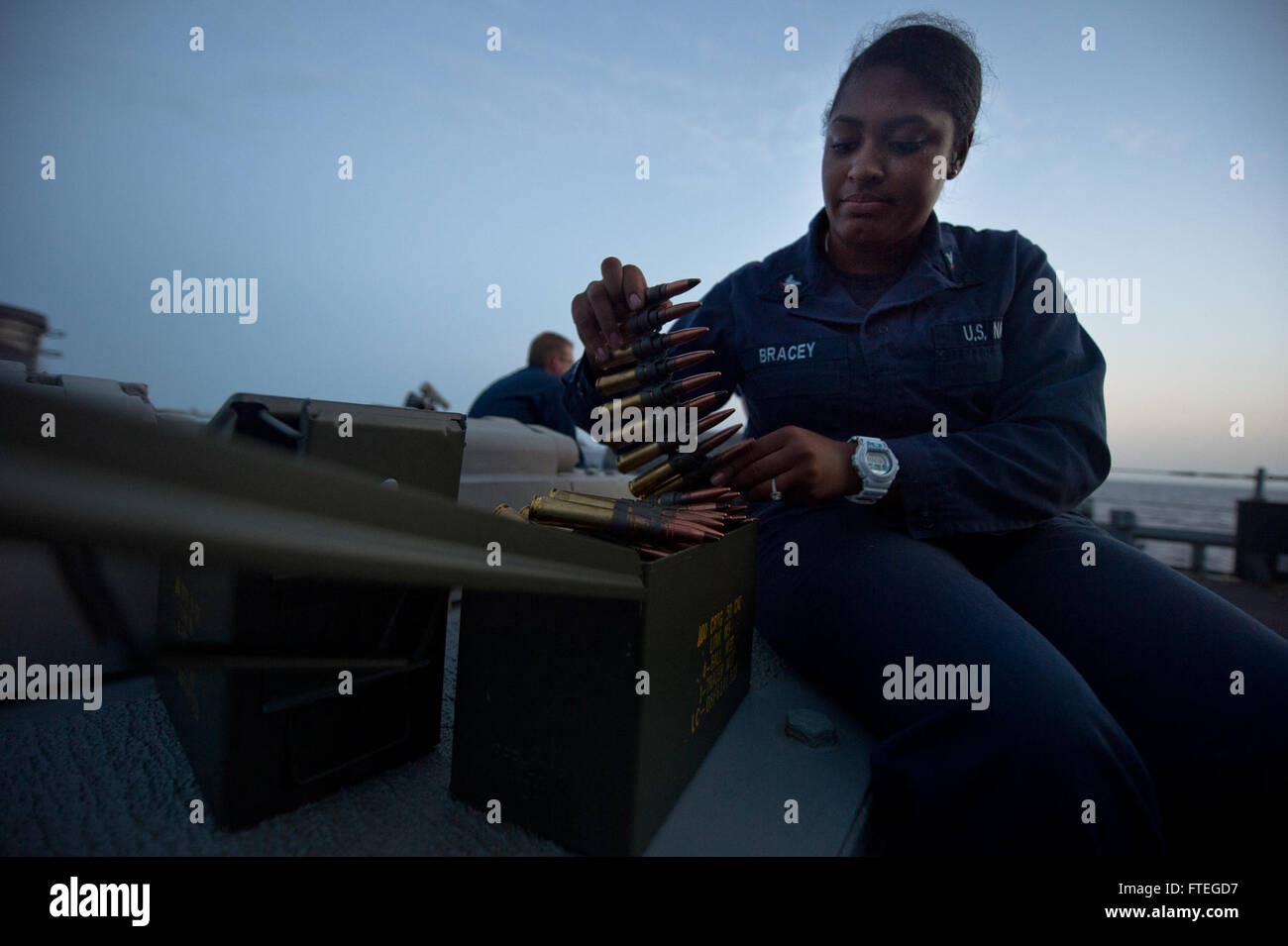 Hospital Corpsman 3rd Class Michelle Bracey organise des mitrailleuses lors d'un exercice de tir réel à bord de l'USS Arleigh Burke (DDG 51). Le navire mène des opérations navales en mer Méditerranée pour soutenir les intérêts de sécurité nationale des États-Unis en Europe. Banque D'Images