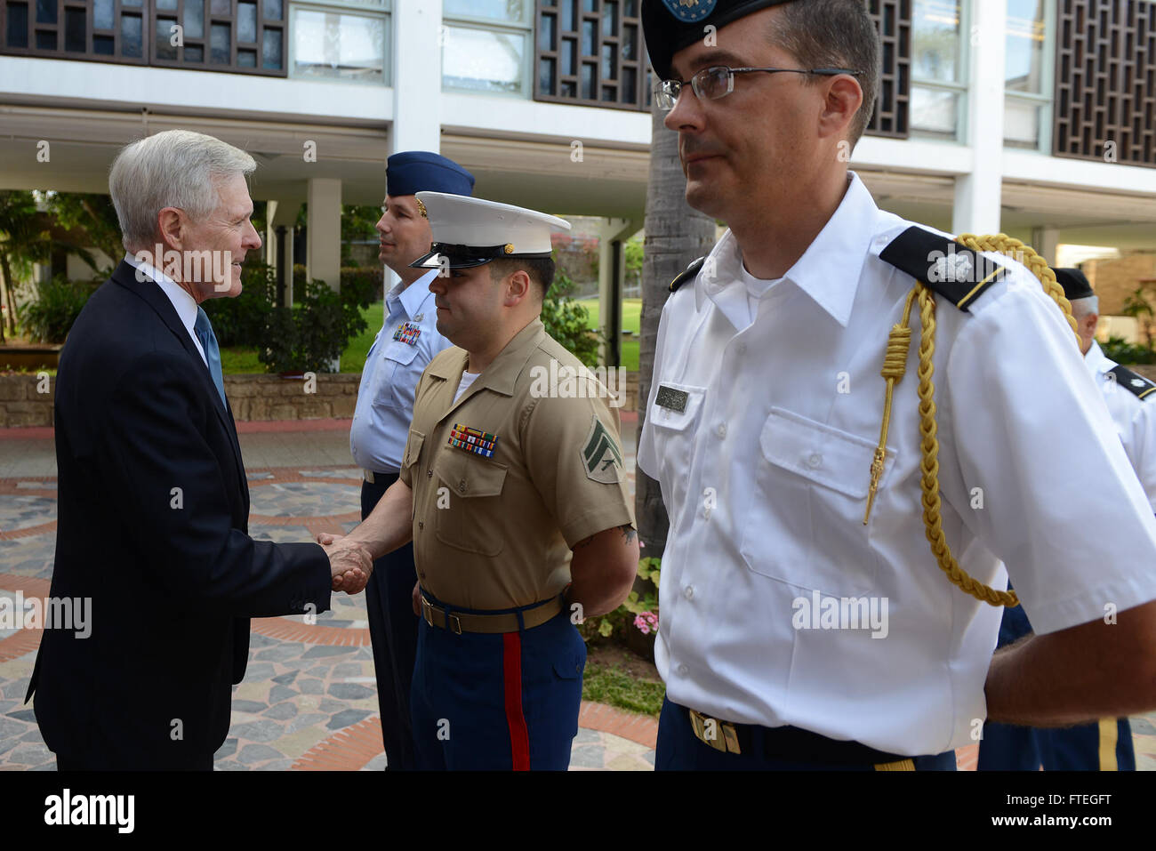 130812-N-H781-003 RABAT, MAROC (Août 12, 2013) Secrétaire de la Marine (SECNAV) Ray Mabus rencontre les membres de service affecté à l'ambassade américaine à Rabat, Maroc. Le Maroc est l'un des nombreux pays de la région où est Claude réunion avec les marins, marines, et de hauts responsables civils et militaires pour discuter de la sécurité et la stabilité et à renforcer les partenariats existants avec les nations africaines. (U.S. Photo par marine Spécialiste de la communication de masse 1re classe Arif Patani/libérés) Banque D'Images