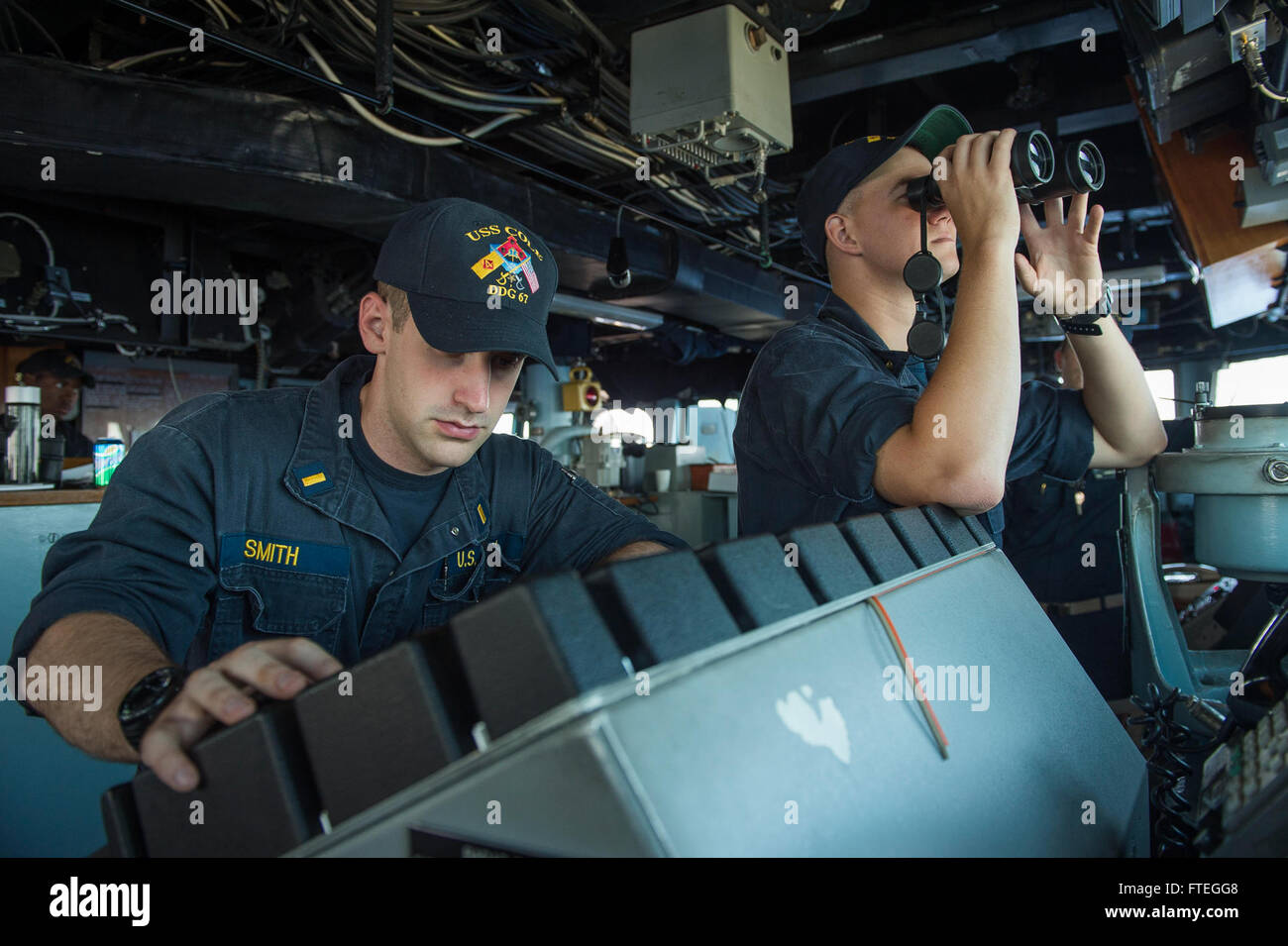 Cette photo de l'US Navy montre l'enseigne Matthew Smith à bord de l'USS Cole (DDG 67) en mer Méditerranée. Le destroyer surveille le trafic marchand tout en menant des opérations navales soutenant les intérêts de sécurité nationale des États-Unis en Europe. Banque D'Images