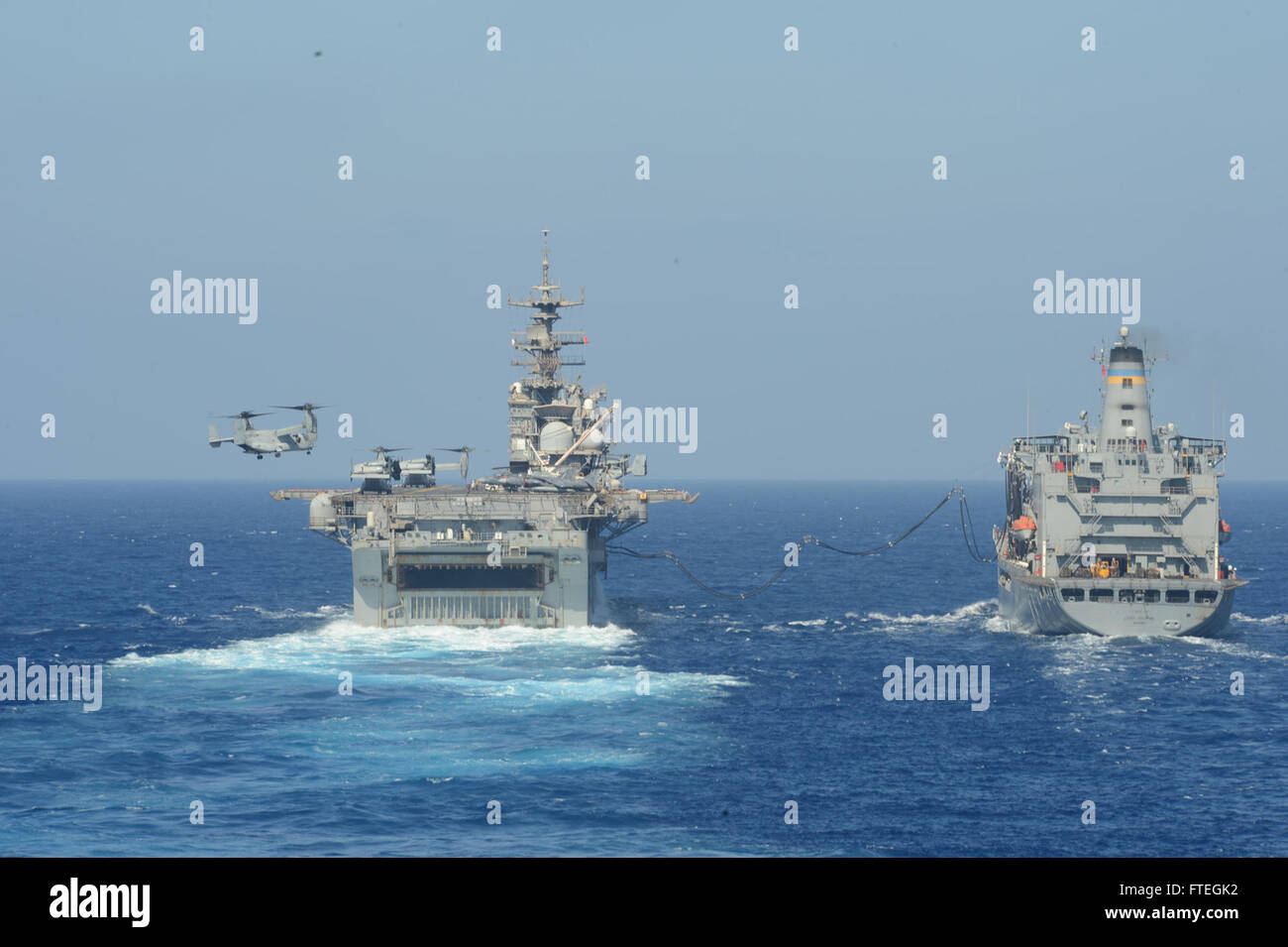 Mer Méditerranée (oct. 3, 2014) -- UN MV-22 Osprey affecté à rotors basculants moyen maritime (VMM) de l'Escadron 263 (renforcé) sur les terres d'assaut amphibie USS Bataan (DG 5) alors que le navire effectue un ravitaillement en mer avec le transport maritime de la flotte militaire commande de réapprovisionnement oiler USNS Leroy Grumman (T-AO 195) vu de la station de transport amphibie USS Mesa Verde (LPD 19). Mesa Verde, une partie de l'amphibie Bataan avec le groupe s'est lancé 22e Marine Expeditionary Unit, mène des opérations navales dans la sixième flotte américaine zone d'opérations à l'appui de la U.S. National Banque D'Images