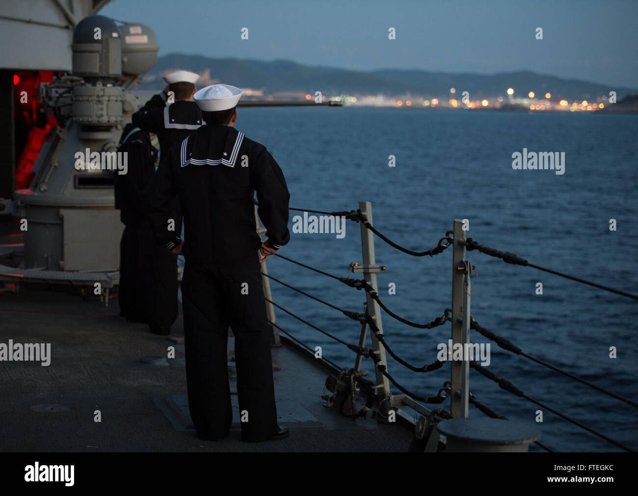 IBIZA, Espagne (oct. 4, 2014) Voir les marins d'Ibiza avant manning les rampes sur la classe Arleigh Burke, missiles USS Mitscher (DDG 57) comme le navire tire dans un port pour visiter. Mitscher, homeported à Norfolk, Va., mène des opérations navales dans la sixième flotte américaine zone d'opérations à l'appui de la sécurité nationale des États-Unis en Europe. Banque D'Images