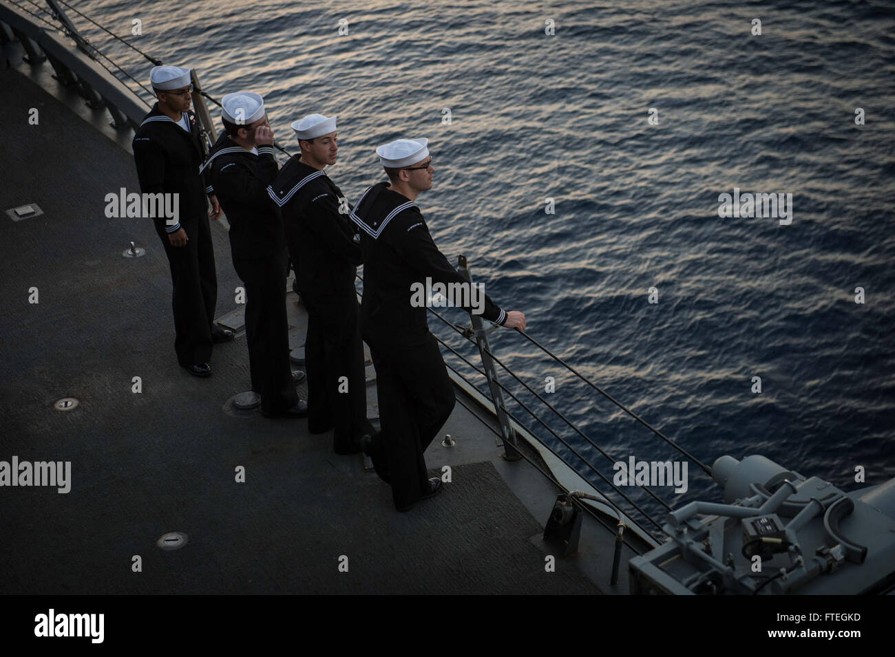 IBIZA, Espagne (oct. 4, 2014) Voir les marins d'Ibiza avant manning les rampes sur la classe Arleigh Burke, missiles USS Mitscher (DDG 57) comme le navire tire dans un port pour visiter. Mitscher, homeported à Norfolk, Va., mène des opérations navales dans la sixième flotte américaine zone d'opérations à l'appui de la sécurité nationale des États-Unis en Europe. Banque D'Images