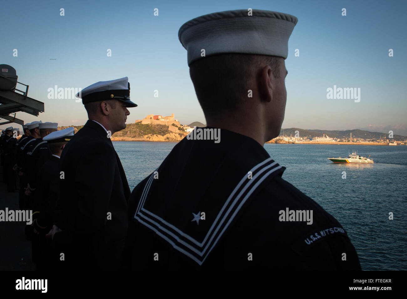 IBIZA, Espagne (oct. 4, 2014) l'homme marins les rails alors que la classe Arleigh Burke, missiles USS Mitscher (DDG 57) tire à Ibiza pour une visite du port. Mitscher, homeported à Norfolk, Va., mène des opérations navales dans la sixième flotte américaine zone d'opérations à l'appui de la sécurité nationale des États-Unis en Europe. Banque D'Images