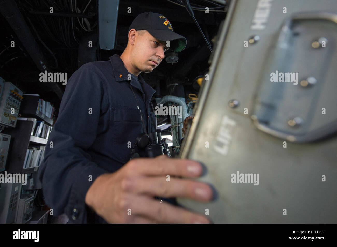 Le 6 octobre 2014, l'enseigne James Sightler de l'USS Cole (DDG 67) vérifie la position du trafic marchand en Méditerranée. Le destroyer à missiles guidés de classe Arleigh Burke opère pour soutenir les intérêts de sécurité nationale des États-Unis en Europe. Banque D'Images