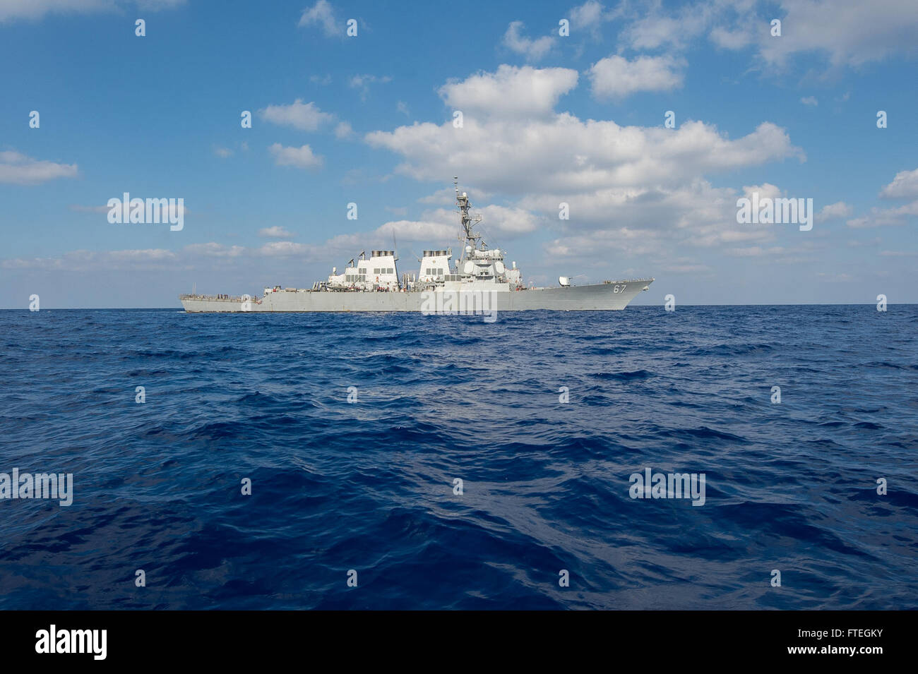 Mer Méditerranée (oct. 4, 2014) La classe Arleigh Burke destroyer lance-missiles USS Cole (DDG 67) cuit dans la mer Méditerranée. Cole, homeported à Norfolk, Va., mène des opérations navales dans la sixième flotte américaine zone d'opérations à l'appui de la sécurité nationale des États-Unis en Europe. Banque D'Images