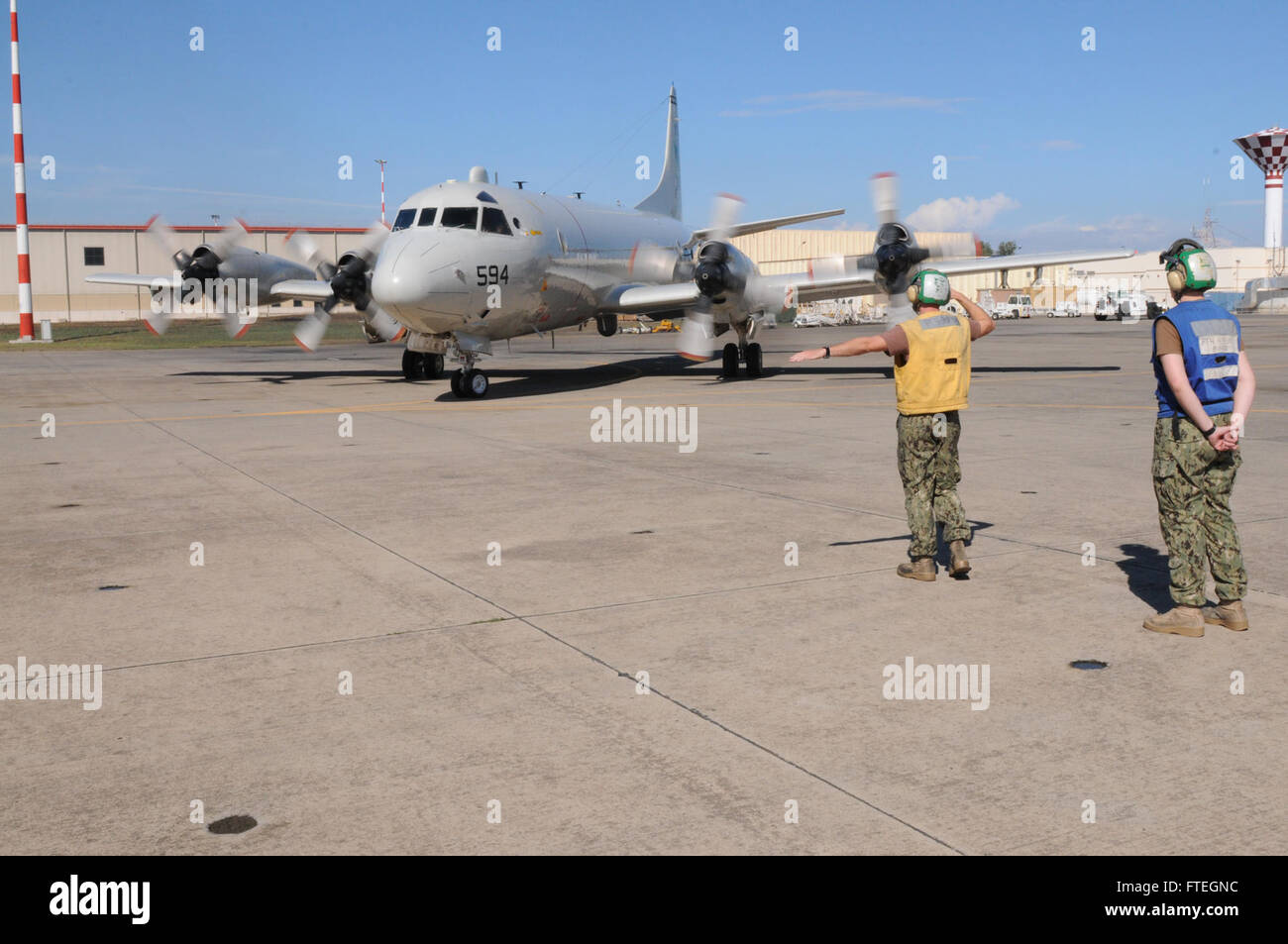 De Sigonella, en Sicile (oct. 6, 2014) - Aviation Machinistes Mate 3e classe Jason Conyers lance un P-3C Orion les aéronefs de patrouille maritime rattaché à l'Escadron de patrouille (QUATRE VP-4). VP-4 mène des opérations navales dans la sixième flotte américaine zone d'opérations à l'appui de la sécurité nationale et les intérêts américains en Europe. Banque D'Images