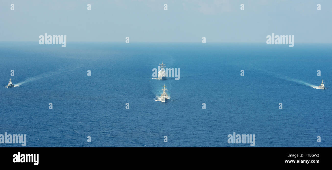 Mer Méditerranée (Aug 12, 2013) - destroyer lance-missiles USS gravement (DDG 107) le long du côté des manœuvres de navires de la marine israélienne au cours d'un exercice. Gravement, homeported à Norfolk, en Virginie, est sur un déploiement prévu des opérations de sécurité maritime et les efforts de coopération en matière de sécurité dans le théâtre de la 6ème flotte zone de responsabilité. Banque D'Images