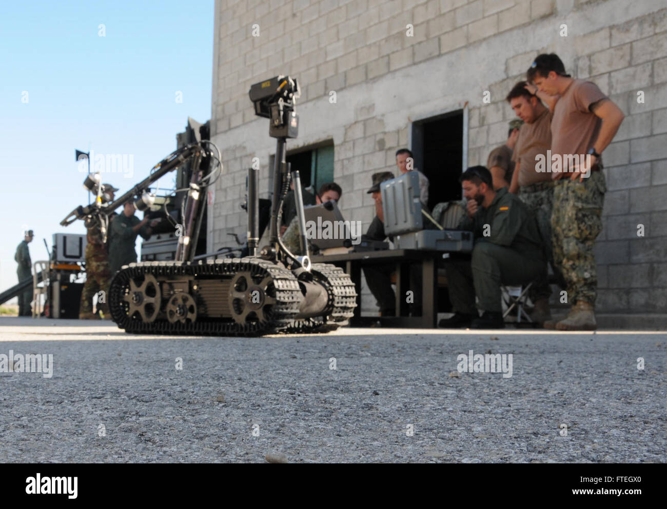 La station navale de Rota, Espagne (oct. 7, 2014) - Les marins de la Marine américaine à usage unique des explosifs et munitions (unité mobile) EODMU 8 Europe, détachement de Marines espagnole, et Marine Italienne 1er Régiment San Marco travailler en tandem pour l'exploitation d'un robot talon dans le cadre de l'exercice 2014 Cadizex au terrain urbain simulé Hogan's Alley composé à bord de la station navale de Rota. Brimar marines espagnole de San Fernando, en Espagne, les marins de la Marine américaine et la marine italienne 1er Régiment San Marco de Venise, Italie a travaillé en tandem au cours de l'exercice trilatéral destiné à renforcer les liens entre l'OTAN et pro Banque D'Images