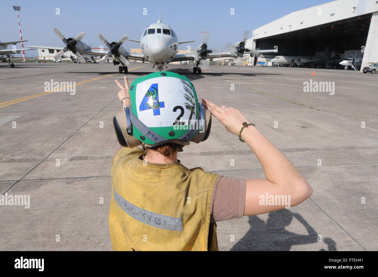 De Sigonella, en Sicile (oct. 10, 2014) - mécanicien structurels de l'Aviation 2e classe Margaret Mele signale un P-3C Orion les aéronefs de patrouille maritime rattaché à l'Escadron de patrouille (QUATRE VP-4). VP-4 mène des opérations navales dans la sixième flotte américaine zone d'opérations à l'appui de la sécurité nationale des États-Unis en Europe. Banque D'Images