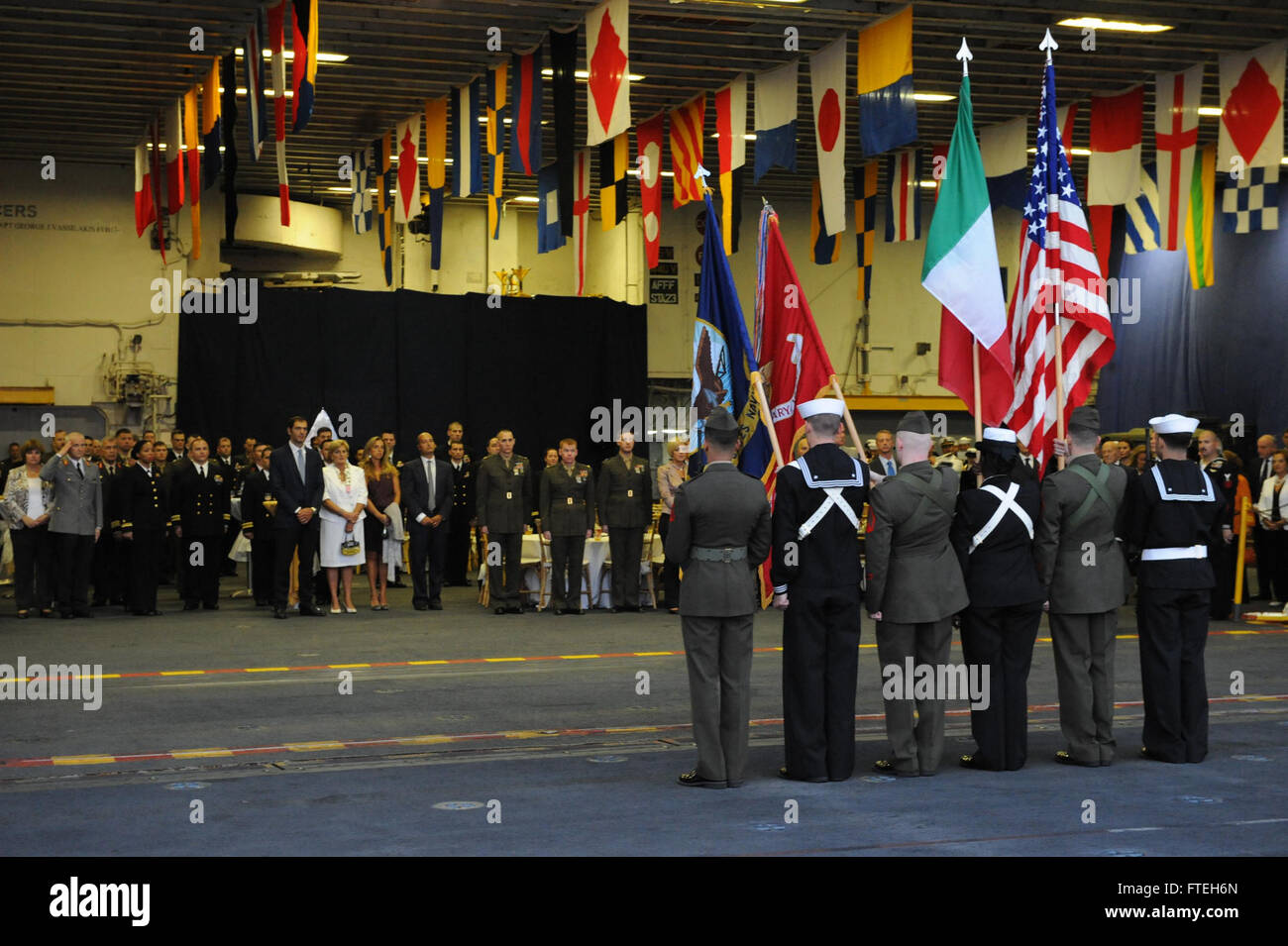 Le 11 octobre 2014, des invités de la communauté de Naples ont assisté à une réception à bord de l'USS Bataan (LHD 5). L'événement comprenait la présentation de couleurs nationales, reconnaissant les liens étroits entre la marine américaine et l'Italie. L'amiral Mark Ferguson a exprimé sa gratitude pour le soutien de l'Italie. Banque D'Images