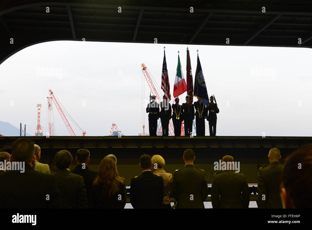 Le 11 octobre 2014, à bord de l'USS Bataan (LHD 5), des invités de la communauté locale de Naples ont assisté à une réception où les couleurs nationales ont été présentées. L’événement a mis en lumière le partenariat militaire solide entre les États-Unis et l’Italie, organisé par l’amiral Mark Ferguson, commandant des forces navales américaines Europe-Afrique. Banque D'Images