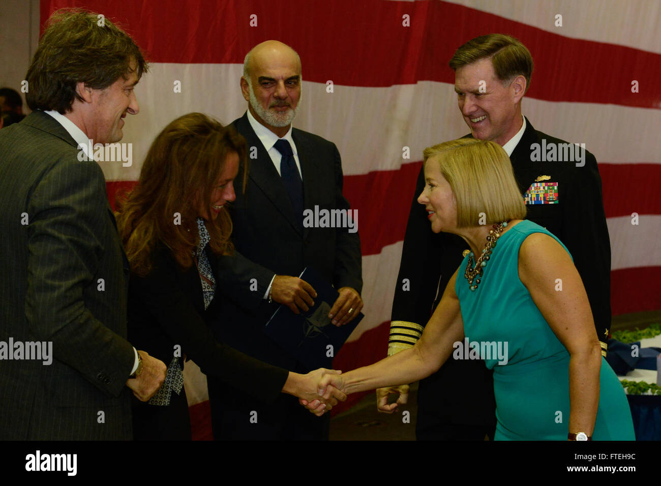 NAPLES, ITALIE (oct. 11, 2014). Mark Ferguson, commander, U.S. Naval Forces, Europe-Afrique et son épouse Lauré bienvenue les membres de la communauté de Naples à bord du navire d'assaut amphibie USS Bataan (DG 5). Ferguson a organisé une réception pour exprimer sa gratitude pour l'italien l'appui de la Marine américaine. Banque D'Images