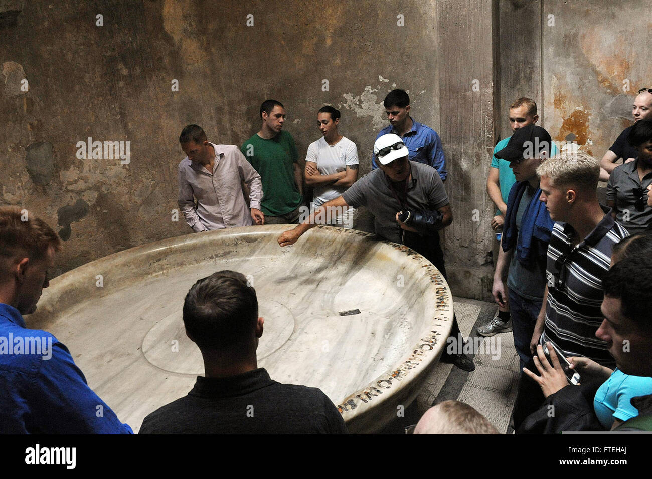 NAPLES, ITALIE (oct. 13, 2014) - marins et Marines observer un ancien sauna prix au cours d'une visite de Pompéi et à une liberté dans le port de Naples, Italie. Bataan, homeported à Norfolk, Va., mène des opérations navales dans la sixième flotte américaine zone d'opérations à l'appui de la sécurité nationale des États-Unis en Europe. Banque D'Images