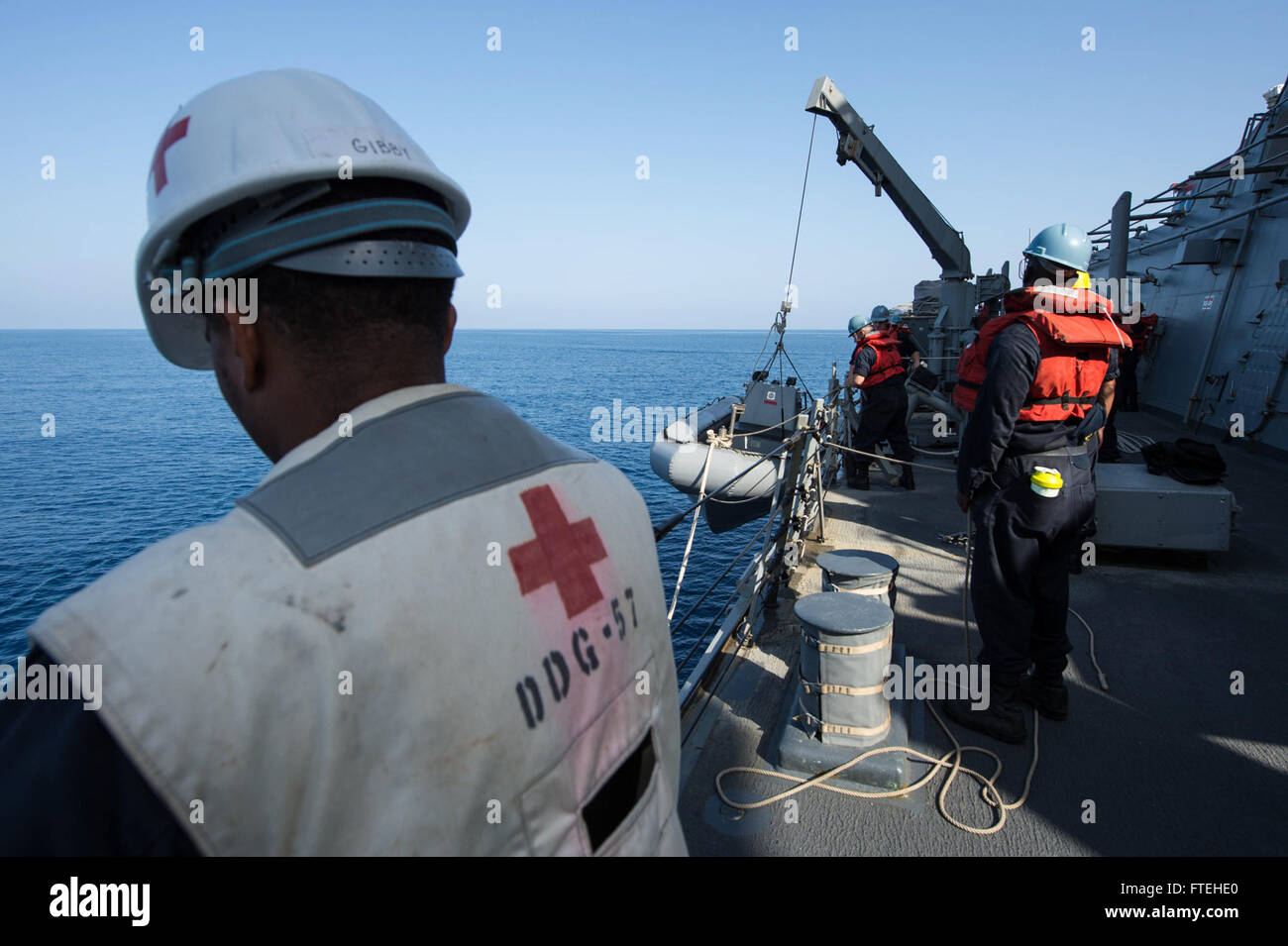 Mer Méditerranée (oct. 15, 2014) Les marins à bord de l'Burke-Class Arleigh missiles guidés USS Mitscher (DDG 57) se préparer à déployer une embarcation pneumatique à coque rigide. Mitscher, homeported à Norfolk, Va., mène des opérations navales dans la sixième flotte américaine zone d'opérations à l'appui de la sécurité nationale des États-Unis en Europe. Banque D'Images