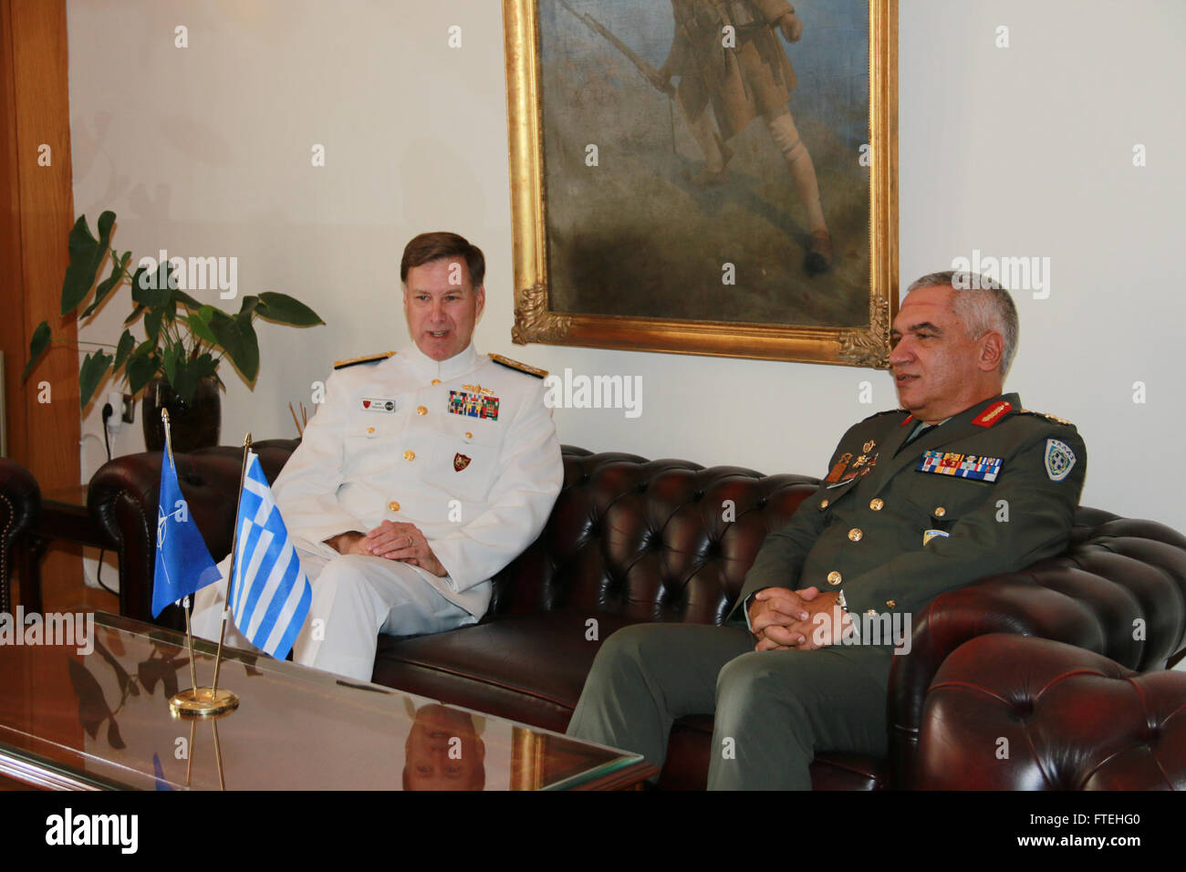 Athènes, Grèce - Adm. Mark Ferguson, commandant, Commandement des forces interalliées, Naples/Commander, U.S. Naval Forces, Europe-afrique rencontre avec le général Mikhail Kostarakos, chef, Major général de la Défense nationale hellénique. Ferguson a rendu visite à ses homologues en Grèce pour exprimer sa gratitude pour leur soutien continu de la base navale américaine de la baie de Souda et à discuter de questions d'intérêt commun. Banque D'Images