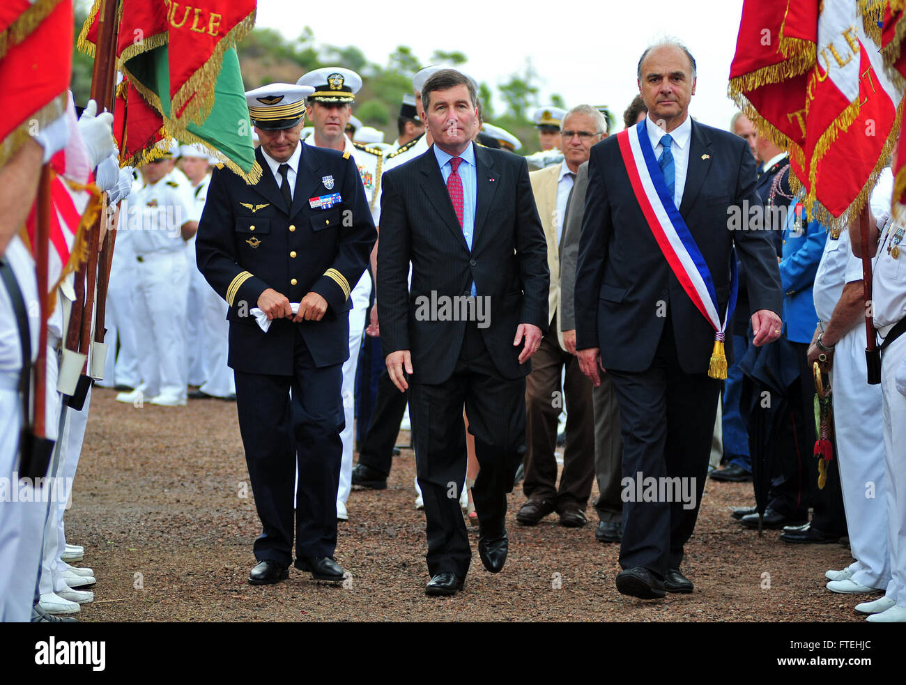 Théoule-sur-Mer, France (14 août 2013) - Charles Rivkin, Ambassadeur des États-Unis, centre de la France et Monaco et Daniel Mansanti, gauche, maire de Théoule-sur-Mer, participer à une cérémonie de dépôt de gerbes à la croix de Lorraine, en reconnaissance de la 69e anniversaire du débarquement des troupes alliées en Provence durant la Seconde Guerre mondiale. Cette visite propose de poursuivre les efforts de la flotte des États-Unis 6e pour construire des partenariats maritime mondial avec les nations européennes et d'améliorer la sûreté et la sécurité maritimes. Banque D'Images