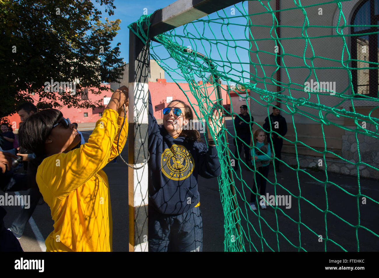 CONSTANTA, Roumanie (oct. 21, 2014) - Navire militaire, 3e classe, Christian Bennett (à gauche) et 2e classe technique Technicien Cryptologic Courtney Ford, affecté à la sixième flotte américaine navire de commandement et de contrôle USS Mount Whitney (LCC 20), installer de nouveaux filets au Constanta Bratscu au cours d'une école projet de relations communautaires. Mount Whitney mène des opérations navales dans la sixième flotte américaine zone d'opérations à l'appui de la sécurité nationale des États-Unis en Europe. Banque D'Images