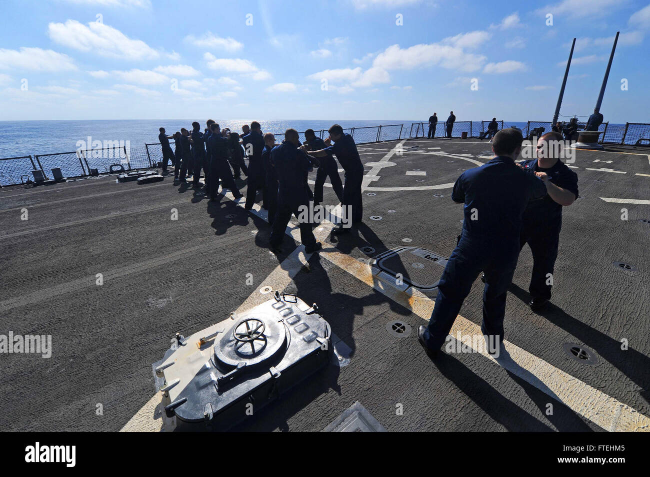 Mer Méditerranée (sept. 12, 2013) la pratique des techniques de frappe des marins au cours de la formation en matière de sécurité à bord du destroyer lance-missiles USS Ramage (DDG 61). Ramage, homeported à Norfolk, en Virginie, est sur un déploiement prévu des opérations de sécurité maritime et les efforts de coopération en matière de sécurité dans le théâtre américain dans la 6ème zone d'opérations de la flotte. Banque D'Images