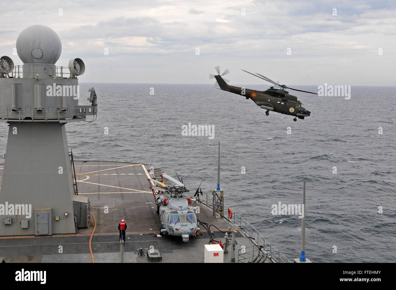 Mer Noire (oct. 23, 2014) - Une marine roumaine IRA -330 Hélicoptère utilitaire moyen effectue des opérations de vol à bord de la sixième flotte américaine navire de commandement et de contrôle USS Mount Whitney (LCC 20) au cours d'un engagement bilatéral en cours. Mount Whitney mène des opérations navales avec les alliés et partenaires de la sixième flotte américaine zone d'opération, afin de faire avancer la sécurité et la stabilité en Europe. Banque D'Images