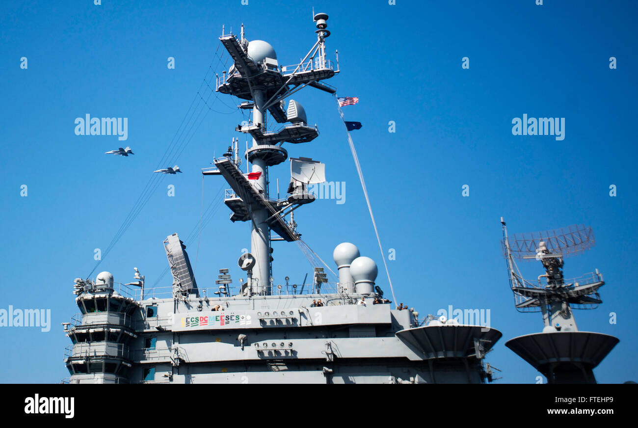 Mer Méditerranée (15 août 2013) - Une paire de F/A-18E Super Hornet, attribué à Strike Fighter Squadron 105 "cow-boys", voler sur le porte-avions USS Harry S. Truman (CVN 75). Harry S. Truman, navire amiral de Harry S. Truman Strike Group, est déployé des opérations de sécurité maritime et les efforts de coopération en matière de sécurité dans le théâtre américain dans la zone de responsabilité de la sixième flotte. Banque D'Images