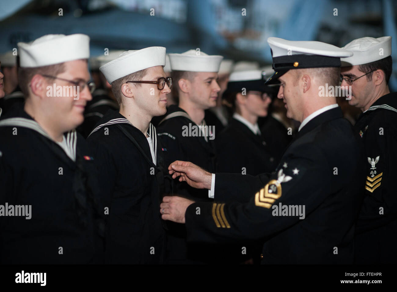 Mer Méditerranée (oct. 28, 2014) marins participer à une inspection uniforme à bord du porte-avions USS George H. W. Bush (CVN 77). George H. W. Bush, homeported à Norfolk, Va., mène des opérations navales dans la sixième flotte américaine zone d'opérations à l'appui de la sécurité nationale des États-Unis en Europe. Banque D'Images