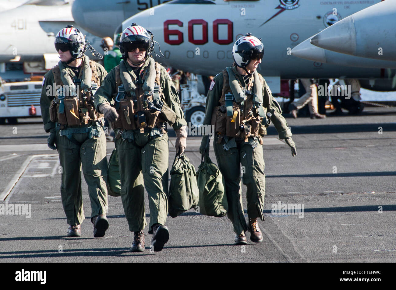 Le 29 octobre 2014, les pilotes du Carrier Airborne Early Warning Squadron (VAW) 124 marchent sur le pont d'envol de l'USS George H.W. Bush en mer Méditerranée, une partie des opérations navales soutenant les intérêts de sécurité américains. Banque D'Images