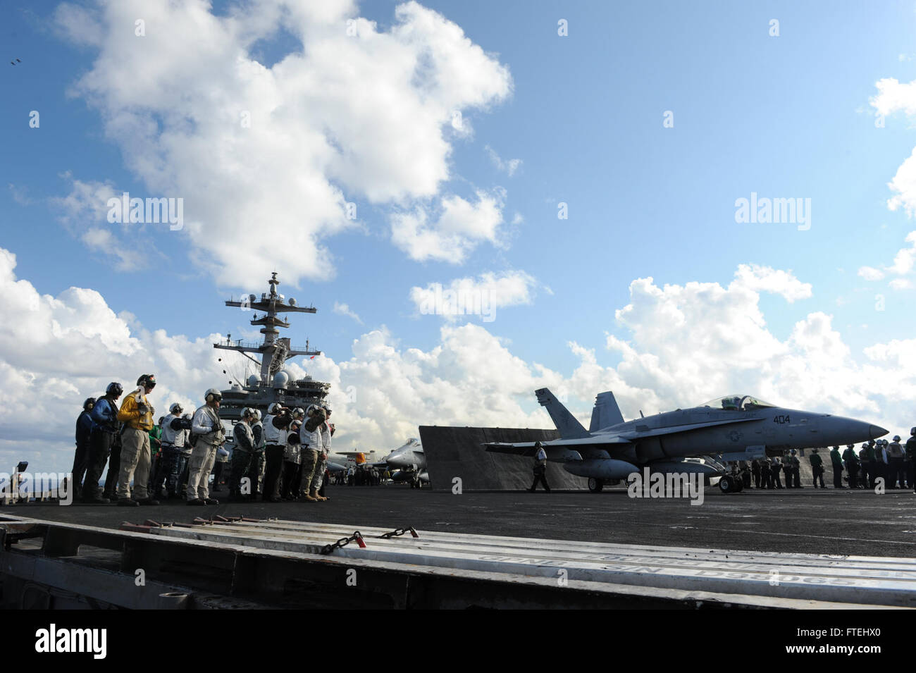 Mer Méditerranée (oct. 29, 2014) visiteurs distingués observer un F-18C Hornet, attaché à la "Golden Warriors" de Strike Fighter Squadron (VFA) 87, qu'il lance depuis la cabine de pilotage du porte-avions USS George H. W. Bush (CVN 77). George H. W. Bush, homeported à Norfolk, Va., mène des opérations navales dans la sixième flotte américaine zone d'opérations à l'appui de la sécurité nationale des États-Unis en Europe. Banque D'Images