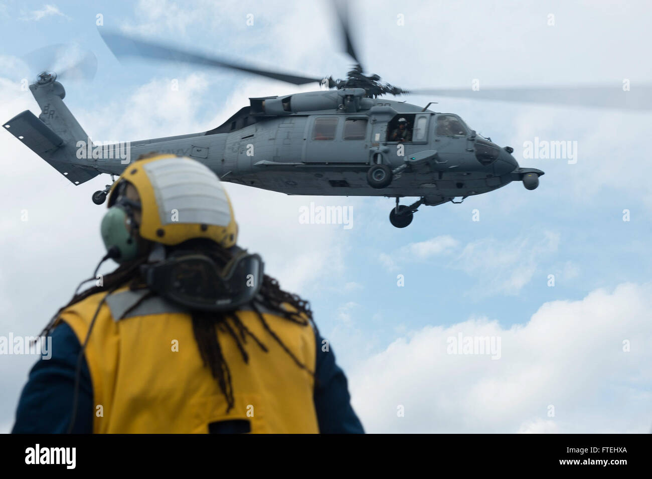 Mer Méditerranée (oct. 29, 2014) - Marion Malley est le signe d'un MH-60S Sea Hawk affecté à l'hélicoptère de combat Ghostriders Mer Escadron (HSC 28), Détachement 1, à bord de la 6ème flotte navire de commandement et de contrôle USS Whitney LCC (20). Mount Whitney mène des opérations navales avec les alliés et partenaires de la sixième flotte américaine zone d'opération, afin de faire avancer la sécurité et la stabilité en Europe. Banque D'Images