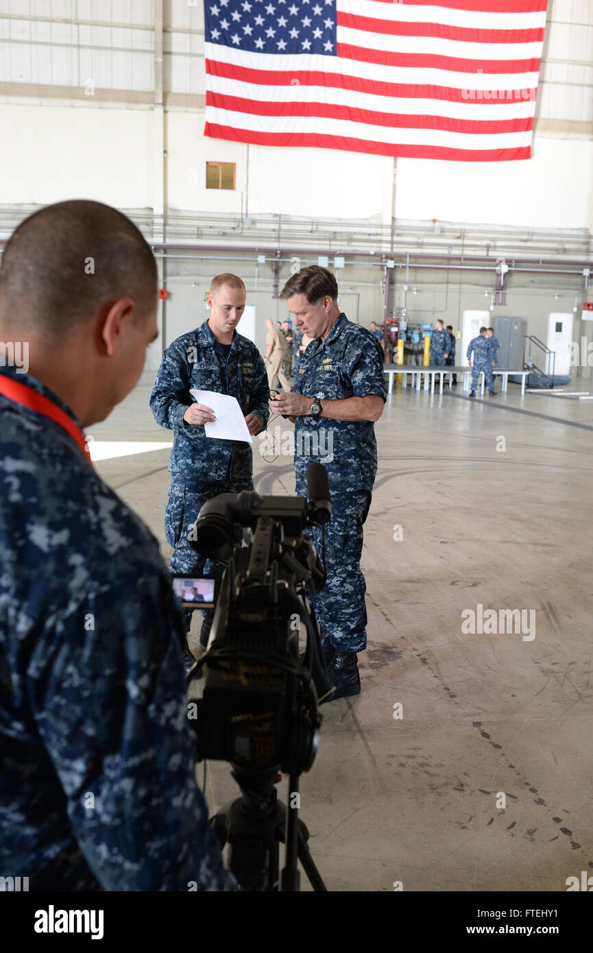 De Sigonella, en Sicile (oct. 29, 2014). Mark Ferguson, commandant des Forces navales des États-Unis, Europe-afrique, spécialiste de la communication de masse parle à Ryan 2e classe McLearnon au cours d'une entrevue avec American Forces Network (APN) Sigonella après un appel mains libres à bord de la base aéronavale de Sigonella (NAS), le 29 octobre. Ferguson a remercié les marins pour leur contribution à l'OTAN et les Forces navales des États-Unis mission Europe-afrique. Banque D'Images