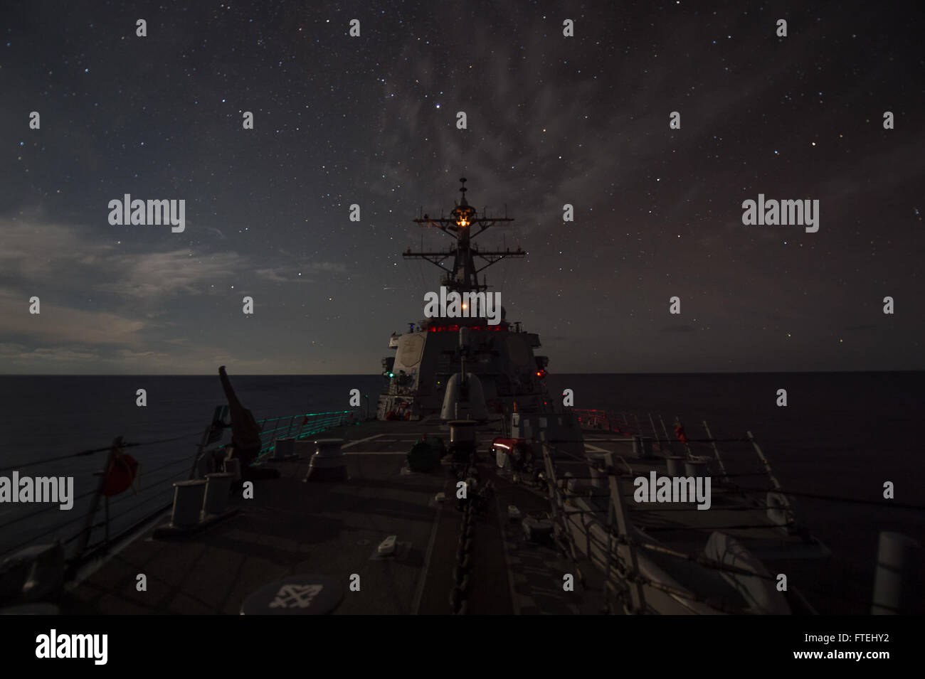 Le destroyer à missiles guidés de classe Arleigh Burke USS Ross (DDG 71) patrouille en mer Méditerranée, soutenant les intérêts de sécurité nationale des États-Unis. Basé à Rota, en Espagne, le navire est activement engagé dans des opérations navales sous la 6e flotte américaine. Banque D'Images