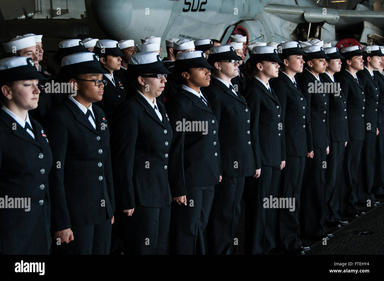 Mer Méditerranée (oct. 30, 2014) Les marins dans les rangs pour un stand d'inspection uniforme à bord du porte-avions USS George H. W. Bush (CVN 77). George H. W. Bush, homeported à Norfolk, Va., mène des opérations navales dans la sixième flotte américaine zone d'opérations à l'appui de la sécurité nationale des États-Unis en Europe. Banque D'Images