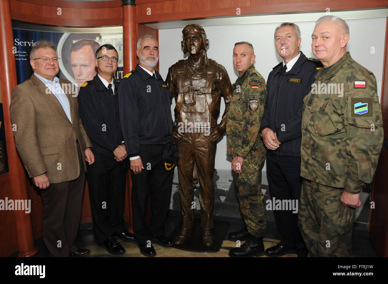 Mer Méditerranée (oct. 30, 2014) visiteurs distingués de diverses nations baltes tour le porte-avions USS George H. W. Bush (CVN 77). George H. W. Bush, homeported à Norfolk, Va., mène des opérations navales dans la sixième flotte américaine zone d'opérations à l'appui de la sécurité nationale des États-Unis en Europe. Banque D'Images