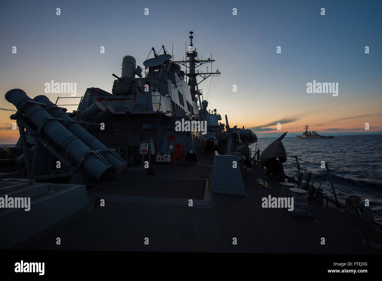 Mer Méditerranée (nov. 1, 2014) - La classe Arleigh Burke destroyer lance-missiles USS Cole (DDG 67) approche de l'USS Ross (DDG 71) lors d'un transfert des passagers. Cole, homeported à Norfolk, Va., mène des opérations navales dans la sixième flotte américaine zone d'opérations à l'appui de la sécurité nationale des États-Unis en Europe. Banque D'Images