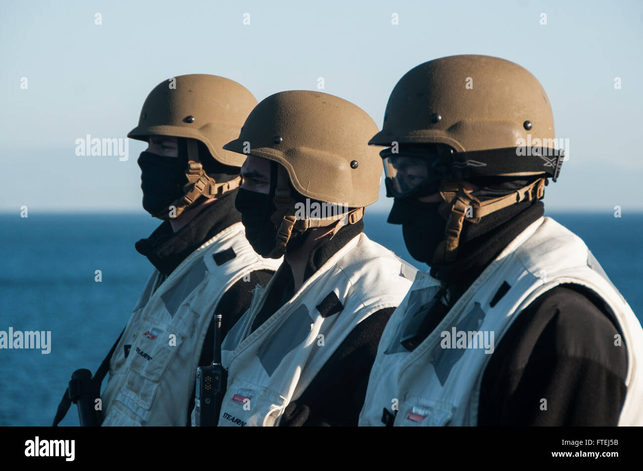 Détroit de Gibraltar (nov. 6, 2014) surveillance sécurité stand de marins à bord du porte-avions USS George H. W. Bush (CVN 77) puisqu'il passe le détroit de Gibraltar. George H. W. Bush, homeported à Norfolk, Va., mène des opérations navales dans la sixième flotte américaine zone d'opérations à l'appui de la sécurité nationale des États-Unis en Europe. Banque D'Images