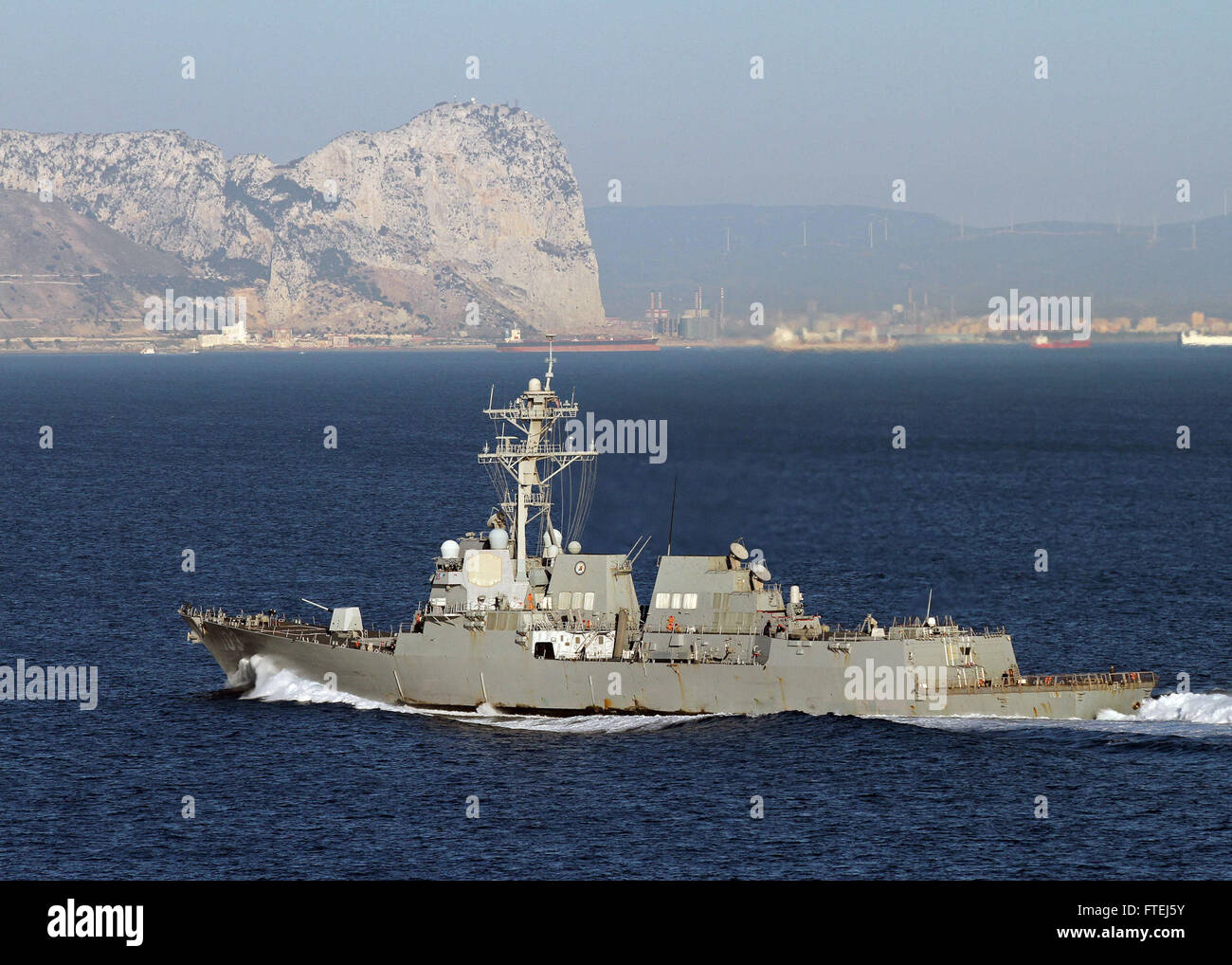 Détroit de Gibraltar (nov. 6, 2014) l'USS destroyer lance-missiles Truxtun (DDG 103) transits le détroit de Gibraltar. Homeported Truxtun à Norfolk, en Virginie, est déployée dans le cadre de la George H. W. Groupe aéronaval du Bush la conduite des opérations de la marine américaine dans le domaine de la sixième flotte des opérations à l'appui des intérêts de sécurité nationale des États-Unis en Europe. Banque D'Images