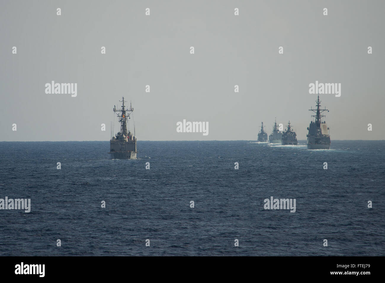 La frégate allemande de classe Brême Niedersachsen (F 208) dirige une formation au cours de l'exercice Mavi Balina, un exercice de guerre anti-sous-marine soutenu par l'OTAN en Méditerranée. Cet exercice améliore la coopération entre l'OTAN et les forces navales régionales. Banque D'Images