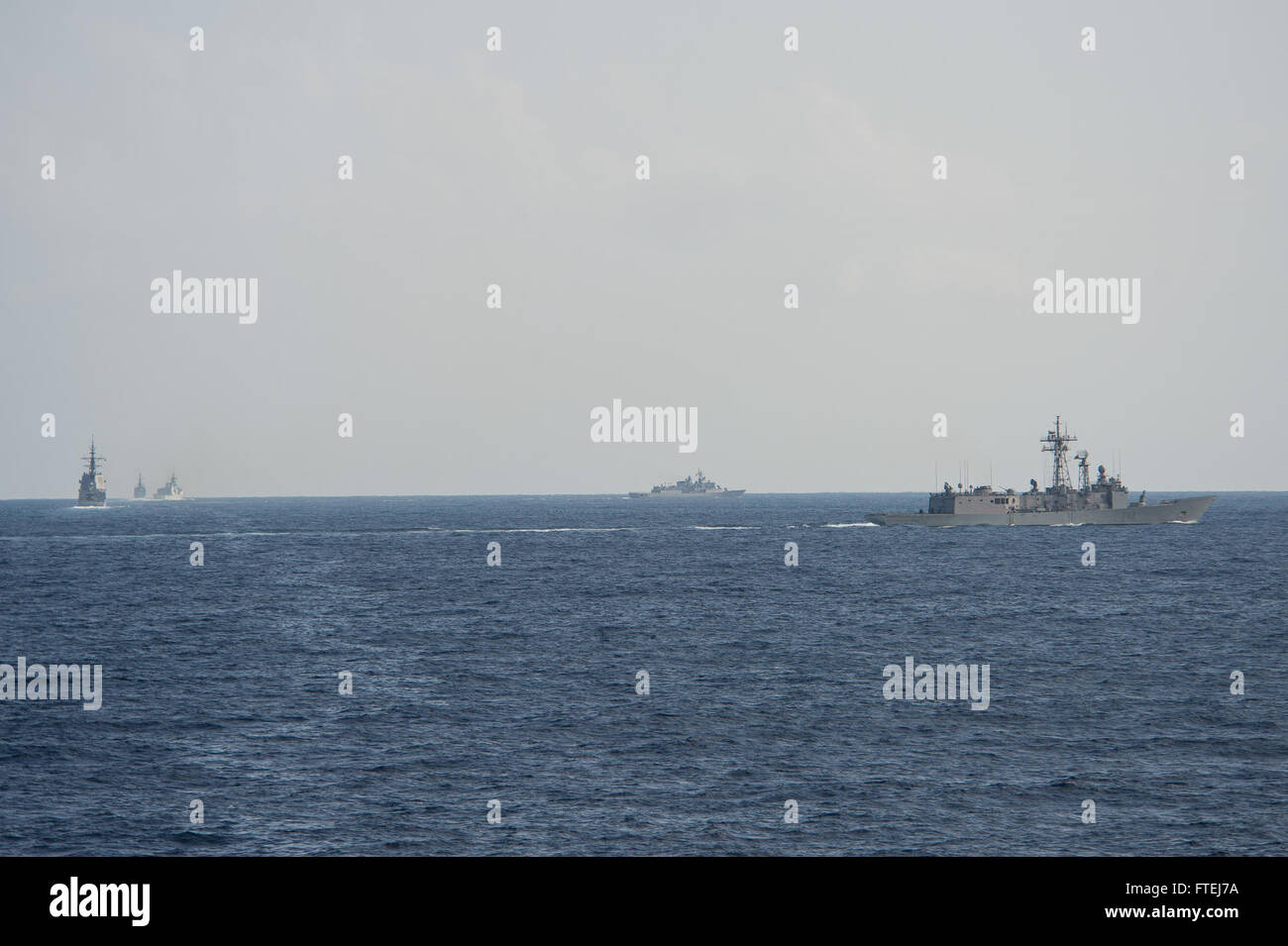 Le TCG Kemalreis de la marine turque (F 247) et le Reina Sofia de la marine espagnole (F 84) participent à une manœuvre de rupture lors de l’exercice Mavi Balina, qui s’est déroulé en mer Méditerranée. L'exercice vise à améliorer les tactiques de guerre anti-sous-marine et à renforcer l'interopérabilité de l'OTAN. Banque D'Images