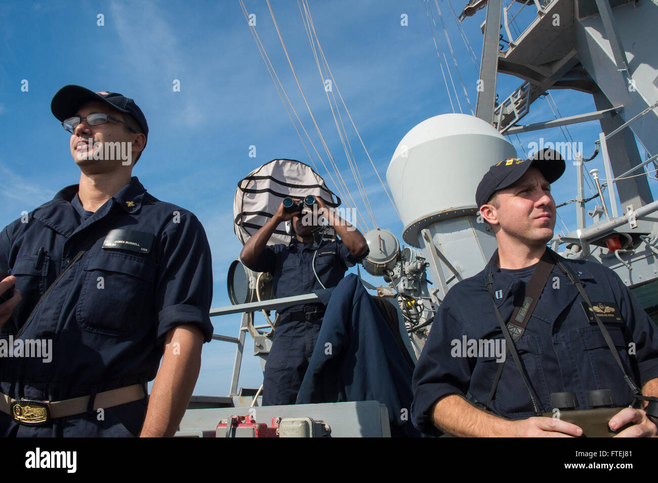 Le 11 novembre 2014, des marins à bord du destroyer à missiles guidés USS Cole (DDG 67) de classe Arleigh Burke ont surveillé le pont lors de l'exercice Mavi Balina 2014 en mer Méditerranée. Cet exercice biennal dirigé par la Turquie était axé sur la guerre anti-sous-marine et impliquait des forces de l'OTAN et de la région. Banque D'Images