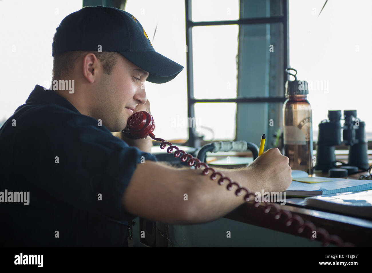 L’enseigne Nicolas DiVerde reçoit un message tactique de la flotte à bord de l’USS Cole (DDG 67) lors de l’exercice Mavi Balina 2014, un exercice de guerre anti-sous-marine dirigé par la Turquie qui se déroule en Méditerranée orientale. L'exercice visait à améliorer la coordination opérationnelle et la compétence tactique des forces de l'OTAN et de la région. Banque D'Images