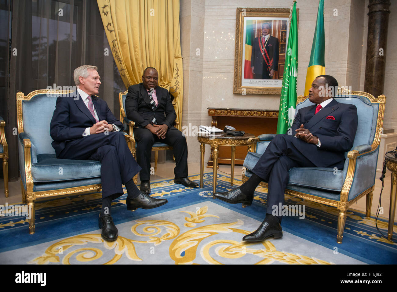 Le secrétaire à la Marine Ray Mabus a rencontré le président de la République du Congo Denis Sassou le 14 novembre 2014 pour discuter de la sécurité et de la coopération maritimes. La visite de Mabus faisait partie d'une tournée multi-nation axée sur le renforcement des liens entre les États-Unis et les Nations africaines. Banque D'Images