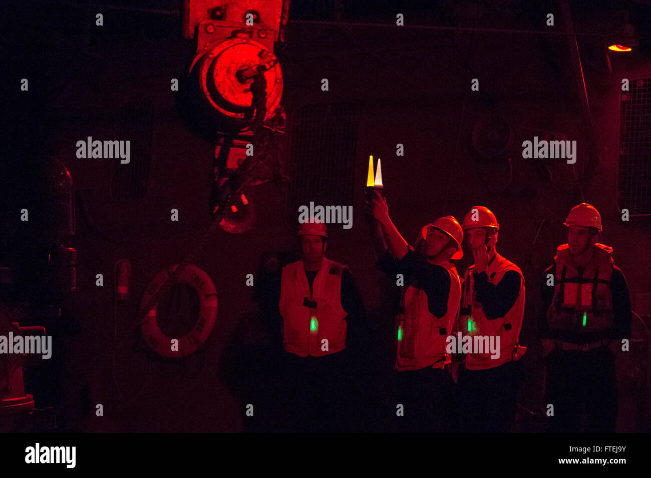 Le 16 novembre 2014, le compagnon de 2e classe Ian Sutton de Boatswain à bord de l’USS Samuel B. Roberts (FFG 58) a dirigé une bobine de largage de cargaison lors d’une opération de réapprovisionnement avec l’USNS Leroy Grumman (TAO 95) en mer Méditerranée dans le cadre d’une opération de la 6e flotte américaine. Banque D'Images
