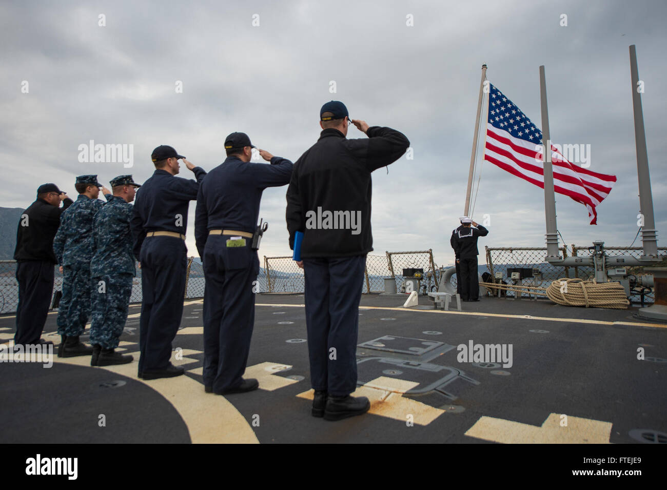 L'USS Cole (DDG 67), un destroyer de missiles guidés de classe Arleigh Burke, mène des opérations dans la baie de Souda, en Grèce, soulignant son rôle dans le maintien de la présence navale américaine et des intérêts de sécurité en Europe par le biais d'opérations navales régulières. Banque D'Images