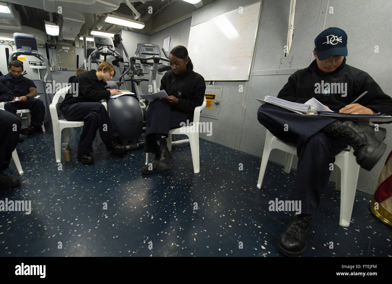 Mer Méditerranée (déc. 3, 2014) - Les marins affectés à l'USS Donald Cook (DDG 75) prendre un examen de la gestion de l'entretien et du matériel dans la salle de prêt. Donald Cook, une classe Arleigh Burke destroyer lance-missiles, l'avant-déployé à Rota, Espagne, mène des opérations navales dans la sixième flotte américaine zone d'opérations à l'appui de la sécurité nationale des États-Unis en Europe. Banque D'Images