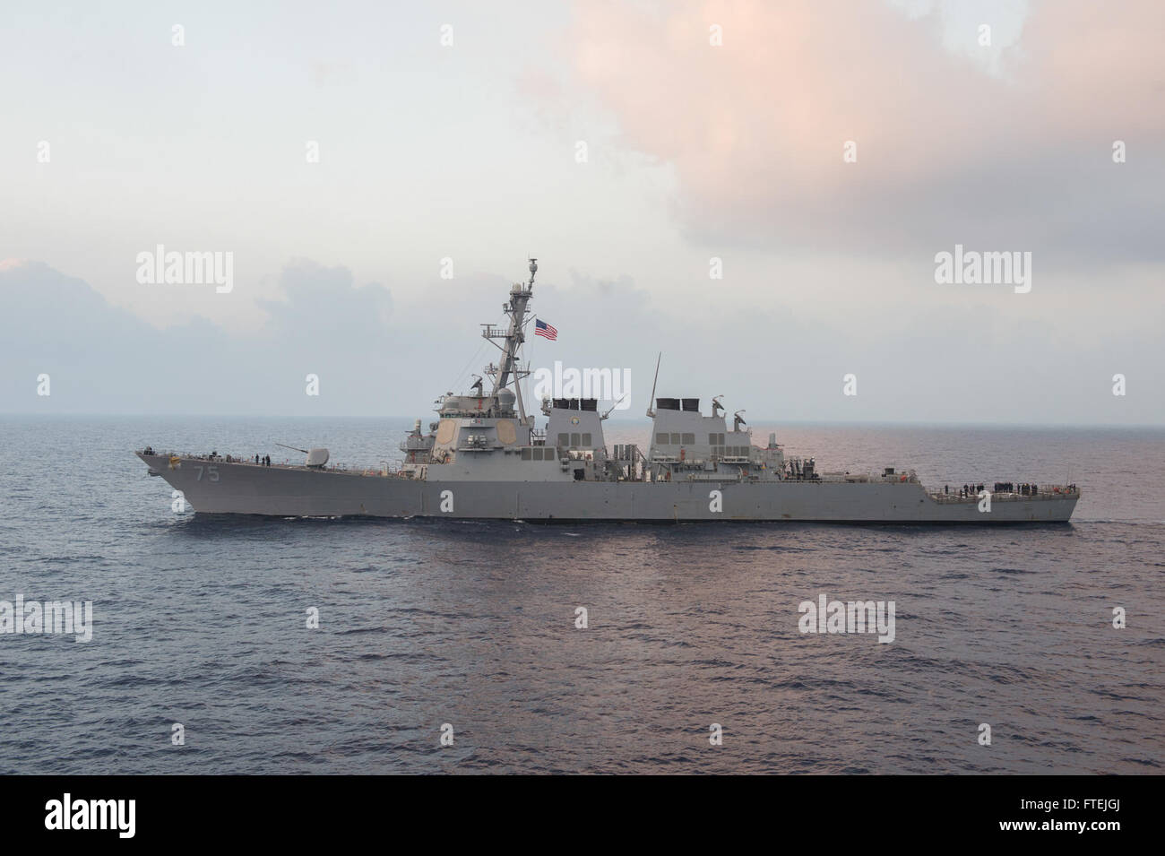 L'USS Donald Cook (DDG 75), un destroyer à missiles guidés de classe Arleigh Burke, navigue en mer Méditerranée lors de son déploiement en 2014. Le navire soutient les intérêts de sécurité nationale des États-Unis en Europe et dans la zone d'opérations de la 6e flotte des États-Unis. Banque D'Images